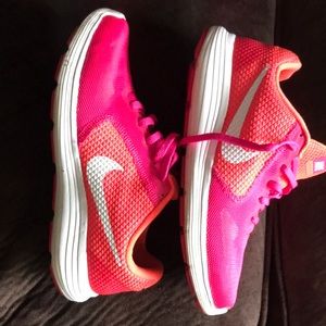 Nike revolution 3